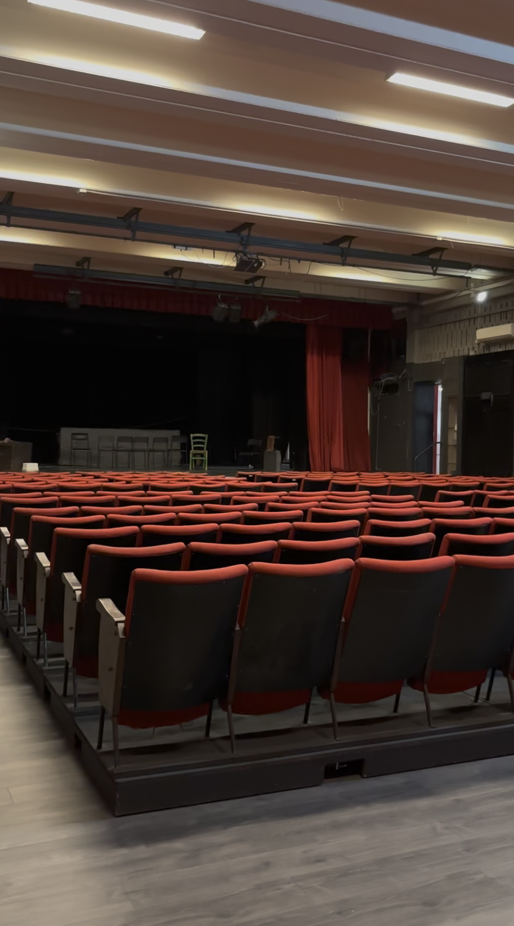 La sala del Teatro del Torrino con le file di poltrone rivolte al palco